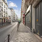 Bright & Spacious 3 Bedroom Flat For 6 In Paris By Guestready