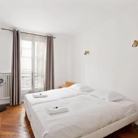 Bright & Spacious 3 Bedroom Flat For 6 In By Guestready Appartamento