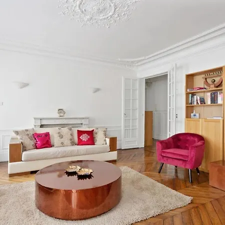 Bright & Spacious 3 Bedroom Flat For 6 In By Guestready *