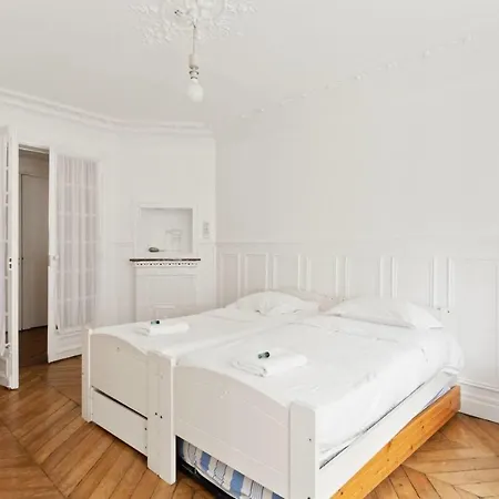 Bright & Spacious 3 Bedroom Flat For 6 In By Guestready Appartamento
